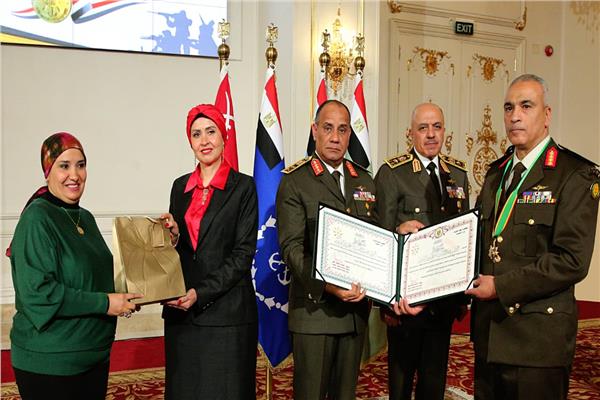 وزير الدفاع يكرم عدداً من القادة الذين أوفوا العطاء بالقوات المسلحة