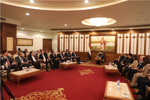 محافظ القاهرة خلال زيارة البابا تواضروس