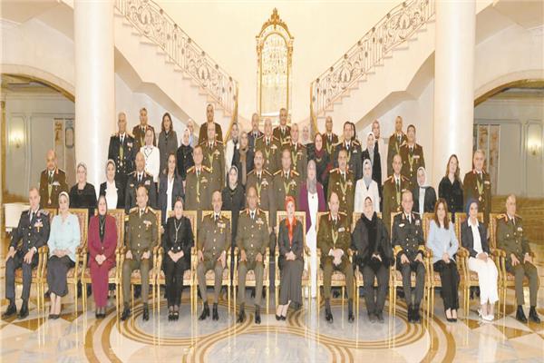 صورة تذكارية للفريق أشرف سالم زاهر القائد العام للقوات المسلحة 