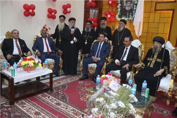 محافظ سوهاج يختتم الجولة بتهنئة الأخوة الأقباط 