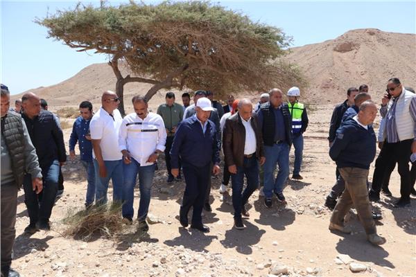 وزيرا النقل والكهرباء يتفقدان جبل الجلالة
