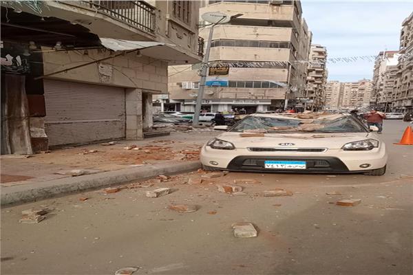 صورة من سقوط جزئي لعقار على سيارة