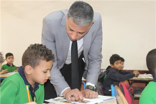 خلال جولته بـ" أبو النمرس" .. " عطية" يشدد على تفعيل سجلات الحضور