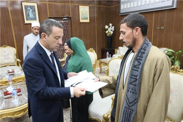 محافظ المنوفية خلال تسليم التعويضات