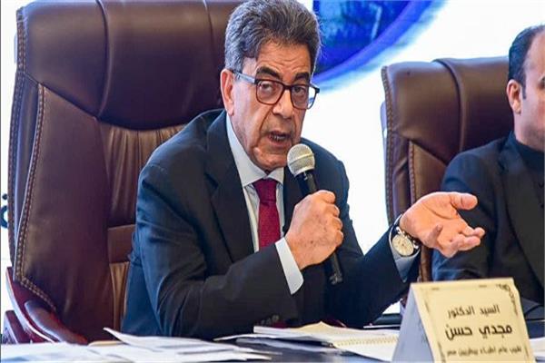الدكتور مجدي حسن النقيب العام للأطباء البيطريين