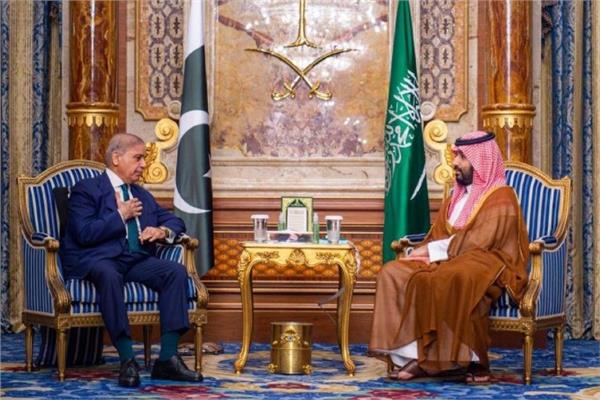 الأمير محمد بن سلمان آل سعود مع محمد شهباز شريف
