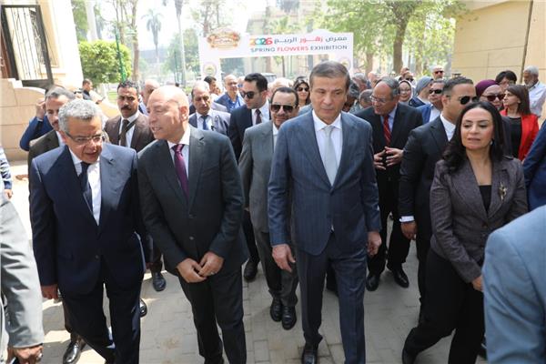 وزيرا الزراعة والتضامن ومحافظ القاهرة يفتحون جناح ديارنا