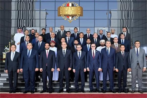 المشاركون في  دورة تأهيل كوادر هيئات مكافحة الفساد بالدول العربية
