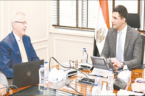  وزير الصناعة مع الرئيس التنفيذى لشركة «جى بى أوتو»