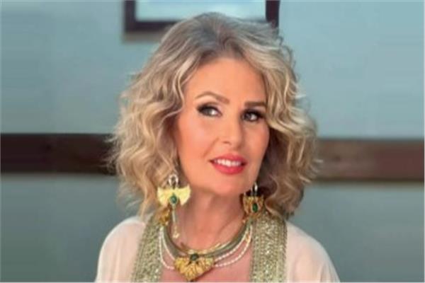  الفنانة يسرا