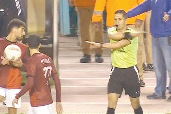 الحكم وفا يشير إلى عدم وجود ضربة جزاء فى مباراة الأهلى وسيراميكا