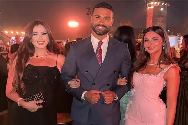 ياسمين عبد العزيز رفقة كريم فهمي وزوجته