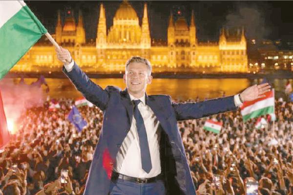 رئيس الوزراء المجرى الجديد يحتفل بالفوز مع أنصاره