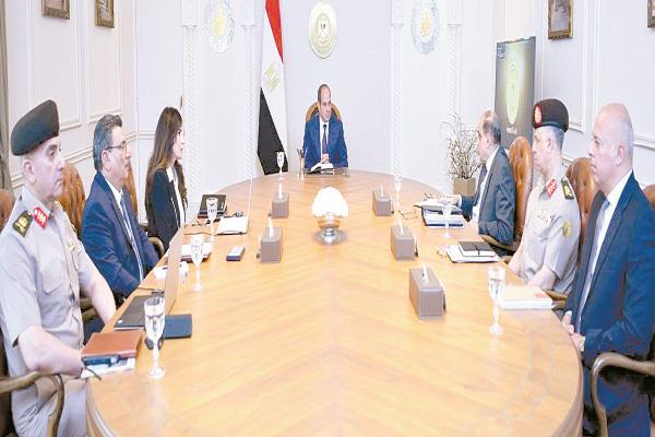 الرئيس عبدالفتاح السيسى خلال لقائه وزيرة الإسكان وعددًا من المسئولين