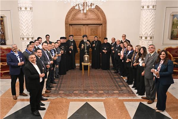  البابا تواضروس يتسلم النور المقدس    