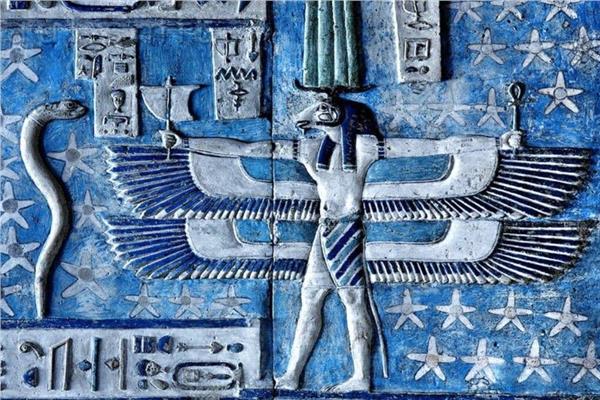 كان اللون الأزرق المصري أول صبغة اصطناعية، وقد تم تطويره حوالي عام 3100 قبل الميلاد.