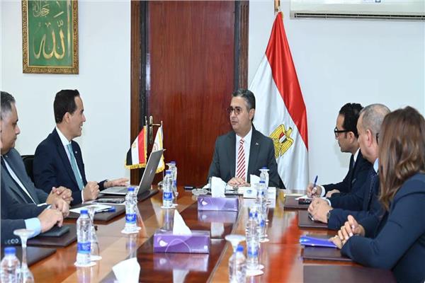 وزير التموين خلال الاجتماع