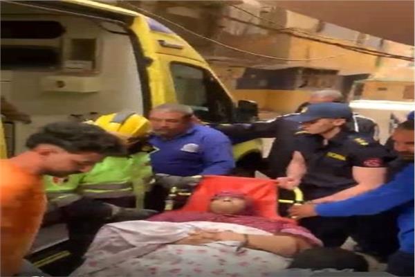 نقل سيدة للمستشفى بعد استغاثتها