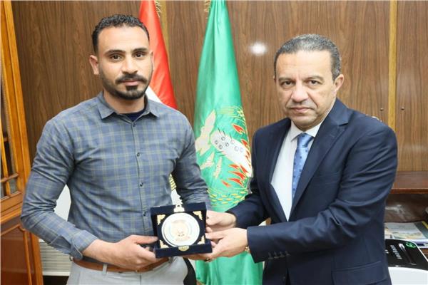 محافظ المنوفية وتكريم الشاب