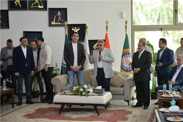 محافظ الدقهلية ووزير الشباب والرياضة يتفقدان منشآت نادي جزيرة الورد