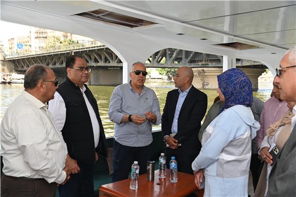 وزير الري يتابع حالة نهر النيل