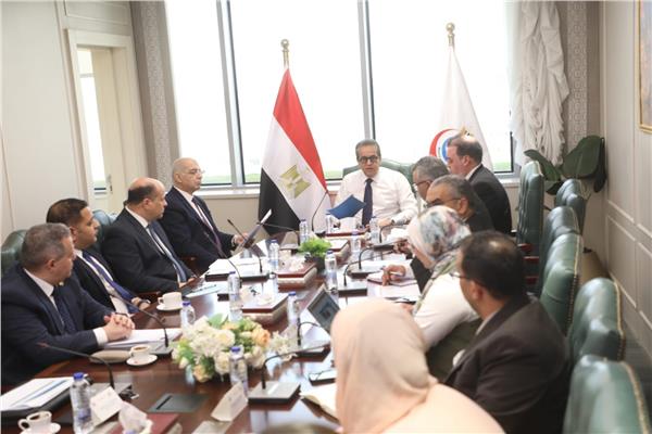 وزيرا الصحة والتعليم العالي يبحثان تعزيز التعاون الاستراتيجي لدعم منظومة التأمين الصحي الشامل