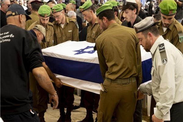 جنود إسرائيليون خلال جنازة جندي قتل في معركة مع حزب الله بجنوب لبنان