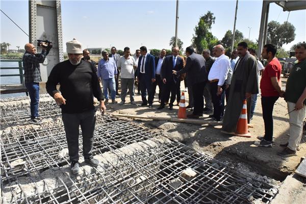 محافظ أسيوط يتابع ميدانياً تطوير كوبري الحواتكة