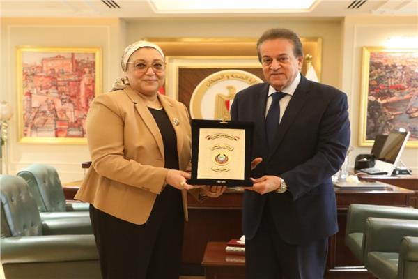 وزير الصحة يكرم الدكتورة نانسي الجندي لبلوغها السن القانونية للمعاش