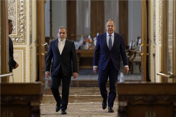 وزير الخارجية الروسي سيرجي لافروف ونظيره الإيرامي عباس عراقجي