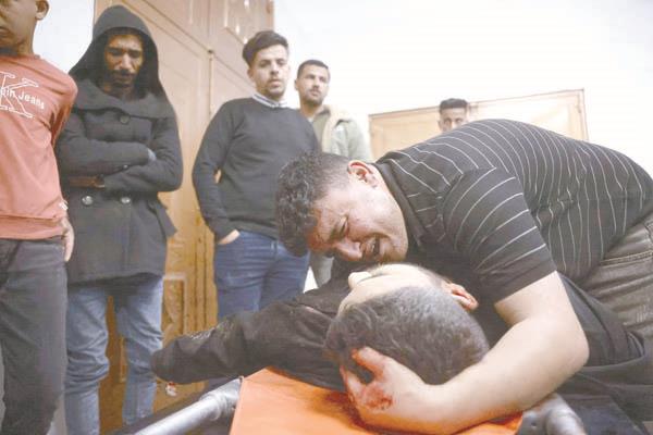شاب يبكى شقيقه بعد استشهاده بقصف إسرائيلى       