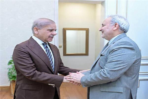 رئيس الوزراء الباكستاني، شهباز شريف و السفير الإيراني لدى باكستان، رضا أميري مقدم