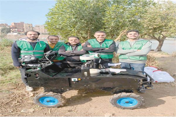 المهندس سالم غنام والفريق المعاون