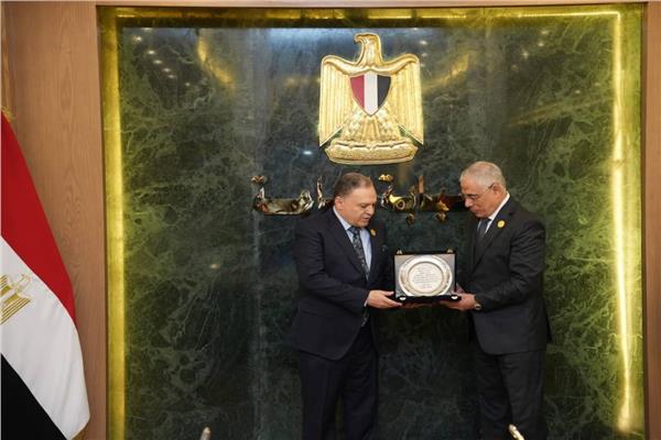 النائب العام يُكرم مدير النيابات