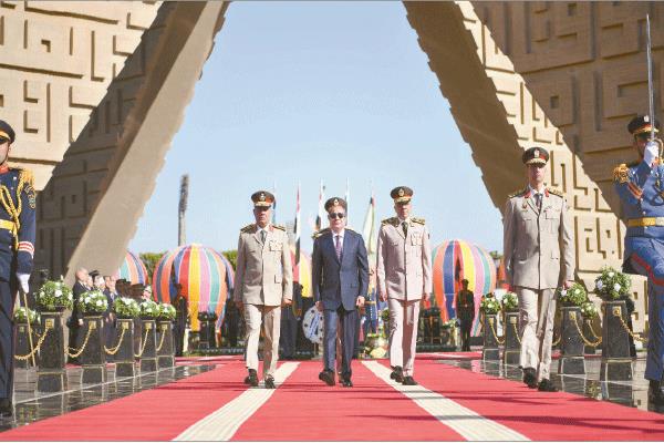الرئيس عبد الفتاح السيسى خلال زيارته النصب التذكارى لشهداء القوات المسلحة
