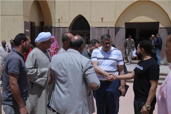 الببلاوي يلتقي بأهالي قنا الجديدة ويستمع لمطالبهم في لقاء مفتوح 