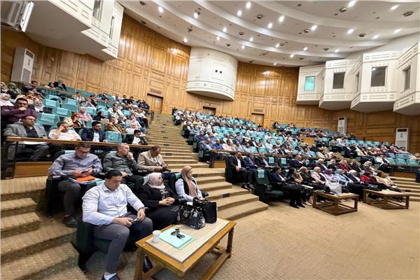  وزارة الصحة والسكان خلال الاجتماع
