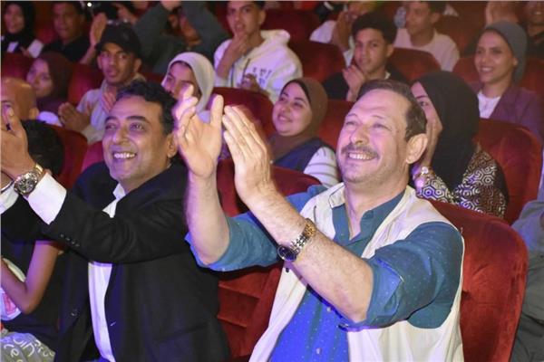 أيمن الشيوي يشهد عرض «ابن الأصول» على مسرح ميامي