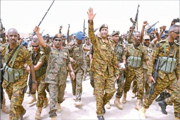 البرهان وسط قيادات الجيش السودانى