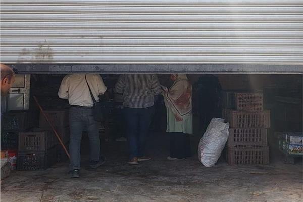 ضبط مصنعًا لحيازته سلع غذائية منتهية الصلاحية