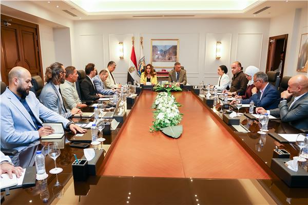 الدكتورة منال عوض وزيرة التنمية المحلية والبيئة خلال الاجتماع