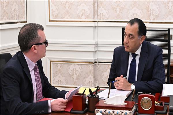 رئيس الوزراء يستعرض مع وزير التخطيط تطورات الاقتصاد العالمي