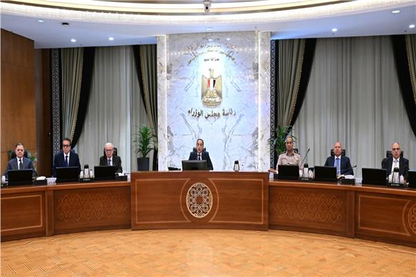 رئيس مجلس الوزراء خلال الاجتماع
