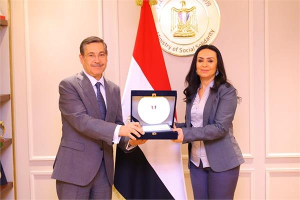 الدكتورة مايا مرسي وزيرة التضامن الاجتماعي،  والدكتور محمد العقبي مساعد وزيرة التضامن الاجتماعي