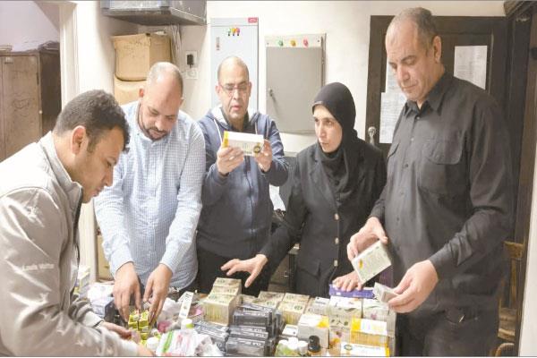 أعضاء لجنة العلاج الحر داخل العيادة المزيفة
