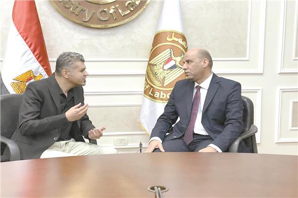 حسن رداد وزير العمل اثناء حواره مع «الأخبار»