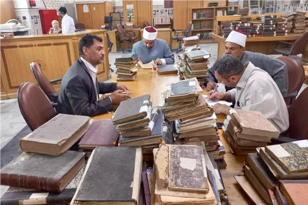 استمرار أعمال الترقيم والفهرسة بمكتبة المخطوطات