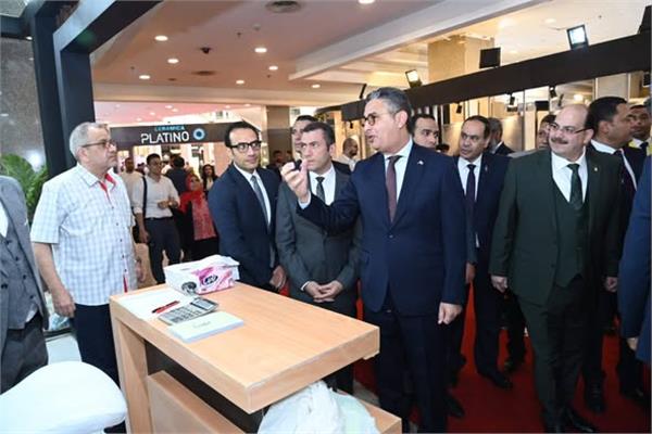 وزير التموين خلال افتتاح معرض "سيراميكا ماركت"