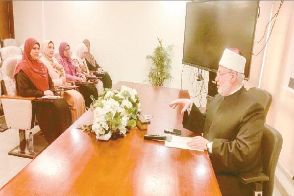 د. محمد الضوينى خلال المحاضرة 