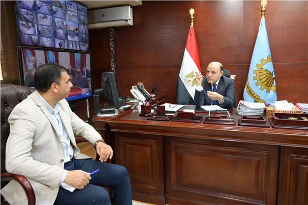 الزميل الصحفي عصام عمارة مع محافظ الغربية